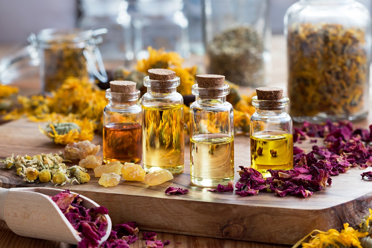 Czym różnią się olejki eteryczne od olejków zapachowych?